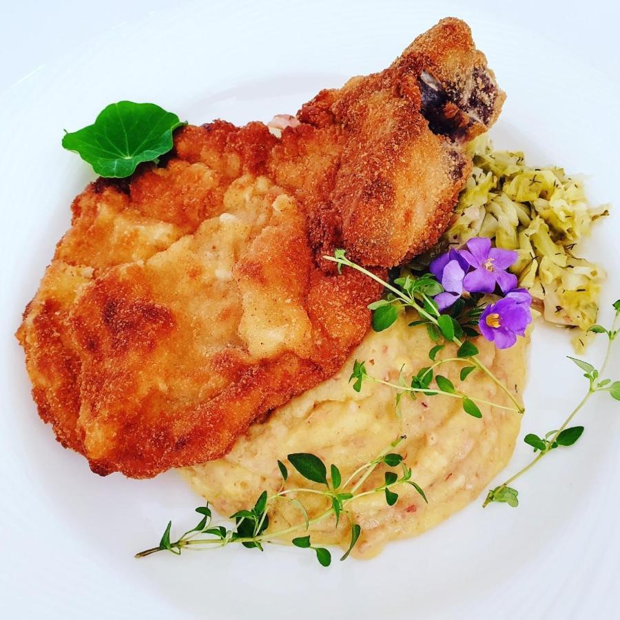 Boutique Odyseja & Spa Ciechocinek Eksteriør billede Schnitzel with mashed potatoes and sauerkraut
