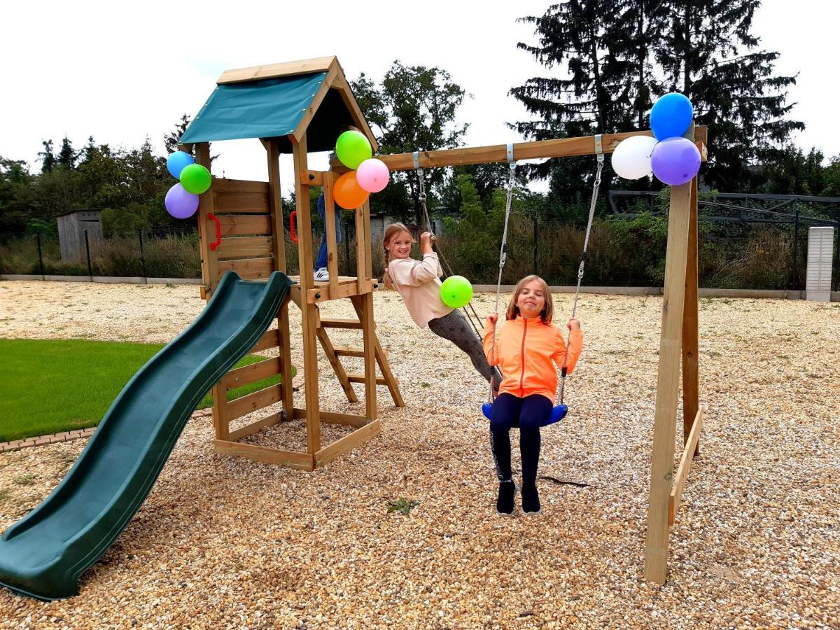 Boutique Odyseja & Spa Ciechocinek Eksteriør billede Children playing on a swing