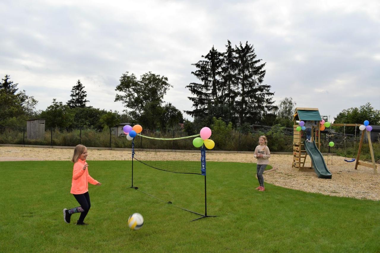 Boutique Odyseja & Spa Ciechocinek Eksteriør billede Children playing balloon tennis