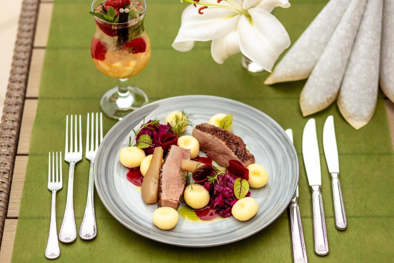 Boutique Odyseja & Spa Ciechocinek Eksteriør billede A duck confit salad