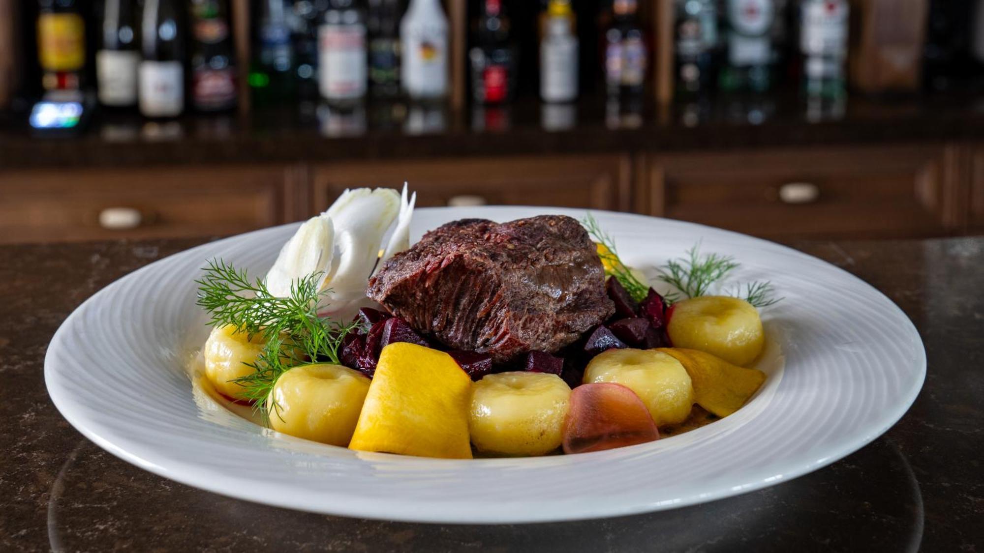 Boutique Odyseja & Spa Ciechocinek Eksteriør billede A plate of reindeer stew with potatoes and lingonberries
