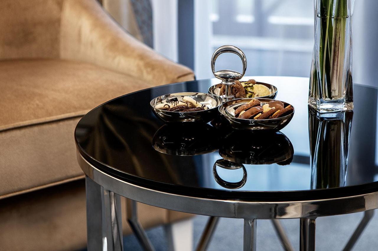 Boutique Odyseja & Spa Ciechocinek Eksteriør billede A table with a black glass top